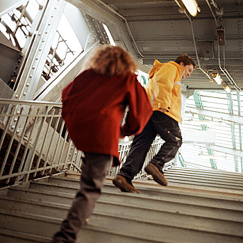 年轻人,走,向上,楼梯,地铁站