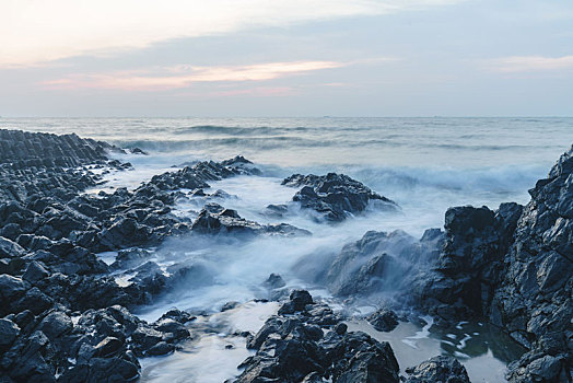 漳州火山地质公园日出时的海浪