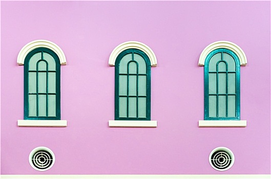三个,绿色,拱形,窗户,粉色,墙壁