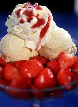 草莓,圣代冰淇淋,香草冰淇淋,奶油