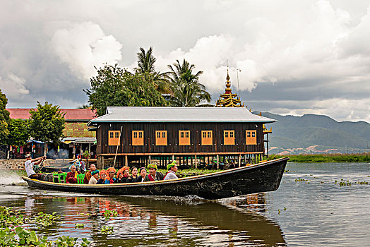 跳跃,寺院,运河,船,茵莱湖,掸邦,缅甸