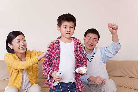 看电视的幸福家庭