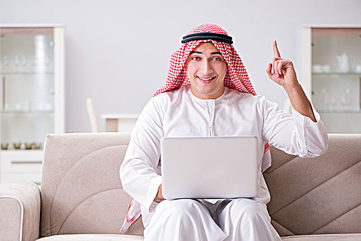 年轻,阿拉伯,商务人士,工作,笔记本电脑,沙发