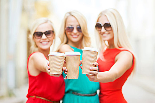饮料,概念,三个,微笑,金发,拿着,外卖,咖啡杯,城市
