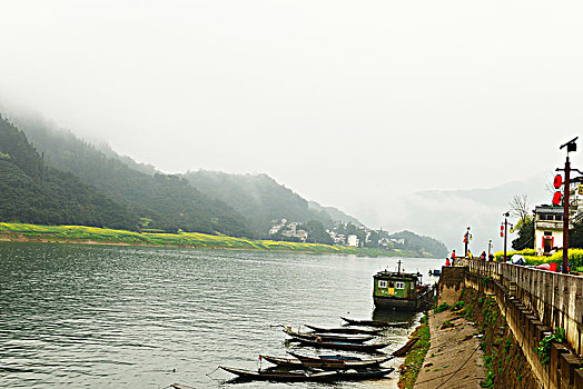 江河,山村,船