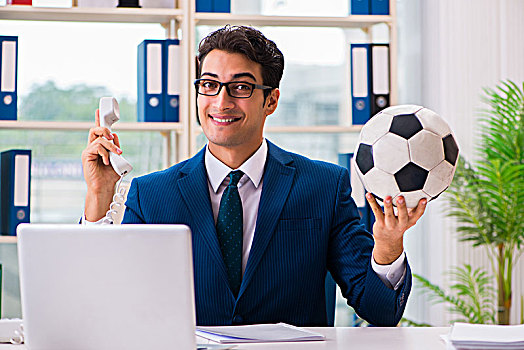 商务人士,玩,足球,办公室