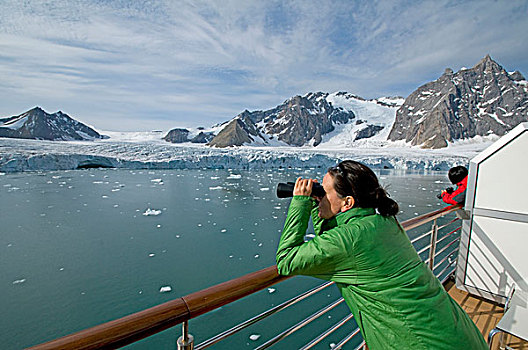 挪威,斯瓦尔巴群岛,斯匹次卑尔根岛,女人,乘坐,游船,检查,室外,崎岖,风景,巨大,冰河,双筒望远镜