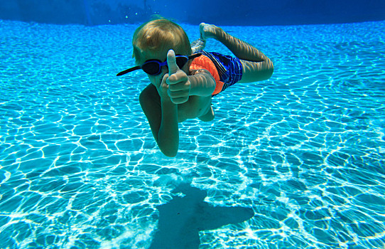外国小孩游泳图片