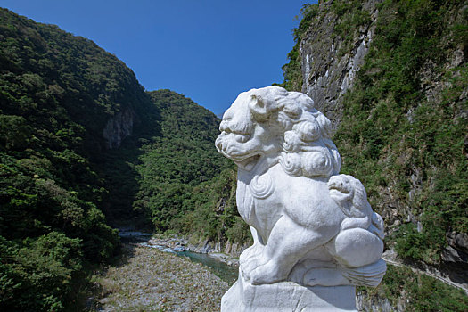 台湾花莲太鲁阁砂卡礑步道桥墩上的石狮子
