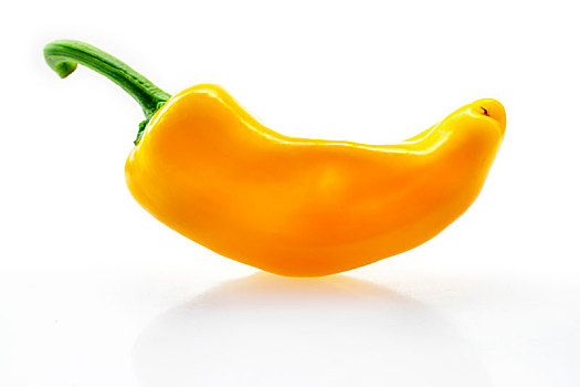 黄色的新鲜甜椒在白色的背景