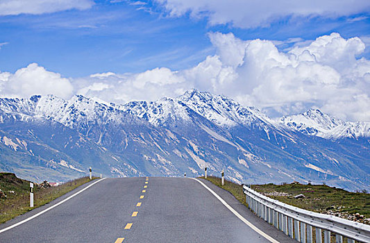 草原上的公路