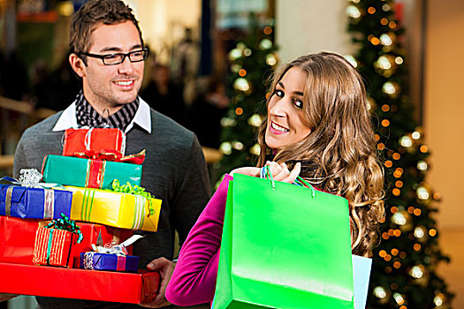 情侣,男人,女人,圣诞礼物,礼物,购物袋,商场,正面,圣诞树