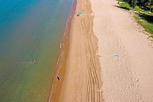 航拍海南三亚湾旅游度假区海水浴场椰林沙滩
