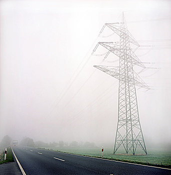 电线杆,卡车,雾
