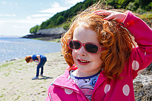 威尔士,格温内思郡,孩子,红发,女孩,戴着,墨镜,海滩