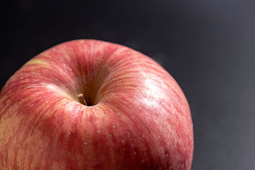 水果之王苹果摆放在黑色背景上