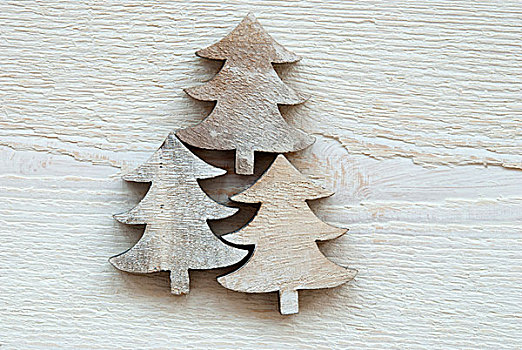 三个,圣诞树,白色背景,木质背景