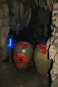 广西桂林一个溶洞内存放的酒