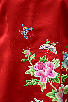 灵墀坊,红色礼服上的花朵蝴蝶刺绣,灵墀坊是专门定制礼服旗袍的设计工作室,北京东城区方家胡同46号