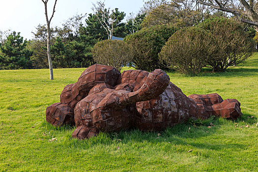 中国山东省青岛雕塑园内摔跤运动雕塑