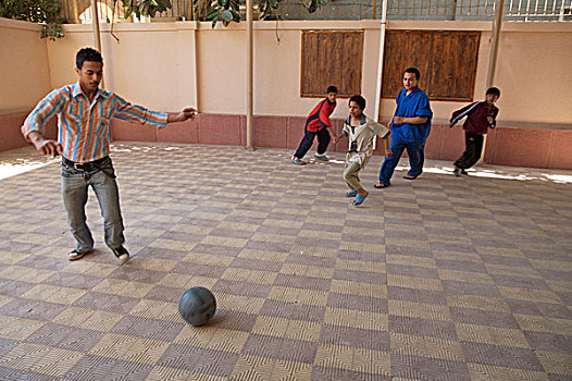 孩子,中心,街道,居民区,开罗,玩,足球,参加,娱乐活动,运输