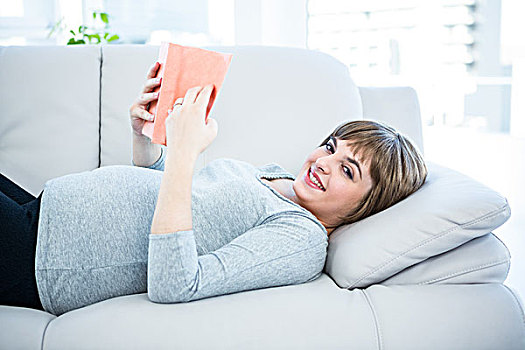 头像,高兴,女人,读,书本,在家,躺着,沙发