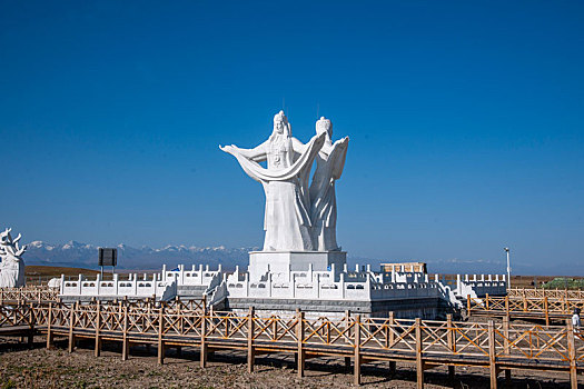 巴音布鲁克草原通天河牧民生活群雕像