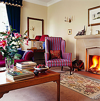 传统,客厅,明火,优雅,读,椅子,紫色,红色,条纹,家居装潢,花瓶,百合,木质,茶几