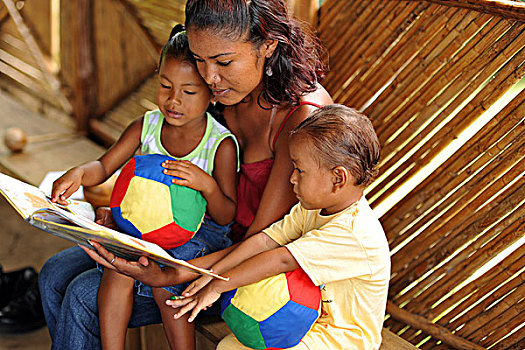 dominica,carib,territory,mother,reading,a,story,for,daughter,and,son