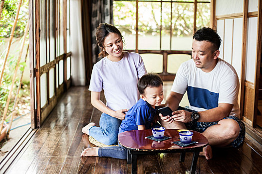 日本人,女人,男人,小男孩,坐在地板上,门廊,传统,日式房屋,喝,茶
