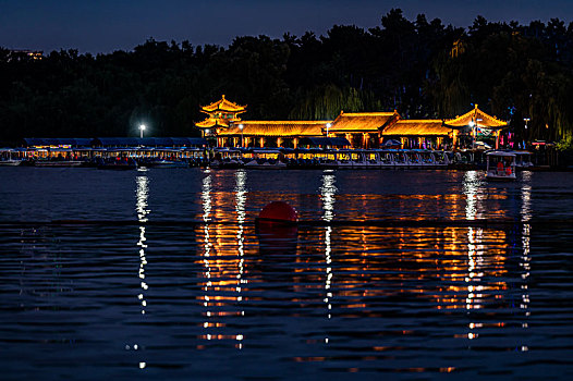 夏季的中国长春南湖公园夜景