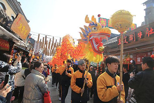 山东省日照市,二月二龙腾狮跃,旅游小镇人潮涌动