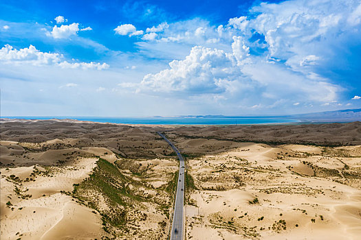 青海湖金沙湾沙漠自然风光航拍图