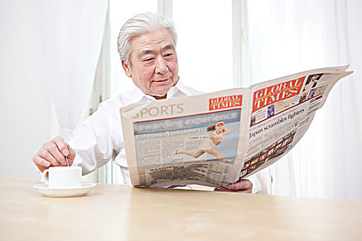 老年男士看報紙