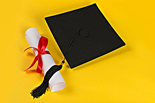 黄色背景下的学士帽,毕业证书