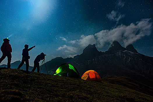 三个,摄影师,背包旅行,正面,顶峰,山,夜晚,阿尔卑斯山,法国,欧洲