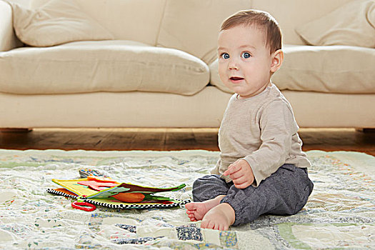 男婴,坐在地板上,玩,玩具