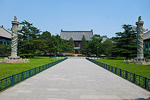 北京大学主楼和楼前的华表
