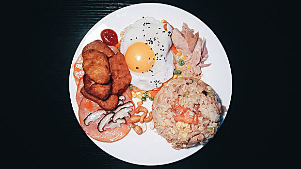 金枪鱼海鲜烩饭配煎蛋,西餐