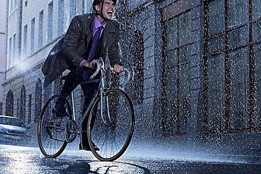热情,商务人士,骑自行车,下雨,街道