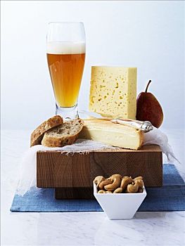 奶酪,面包,梨,小麦啤酒