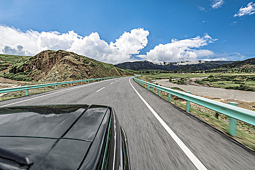 高速行驶在高速公路上的汽车