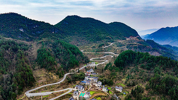重庆酉阳,冬日云端公路描绘乡村新图景