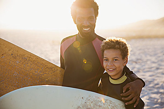 头像,微笑,自信,父子,紧身潜水衣,冲浪板,晴朗,夏天,海滩