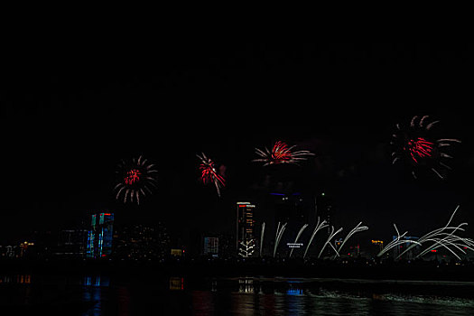 烟花,建筑群,河流,夜景,水,灯,节日