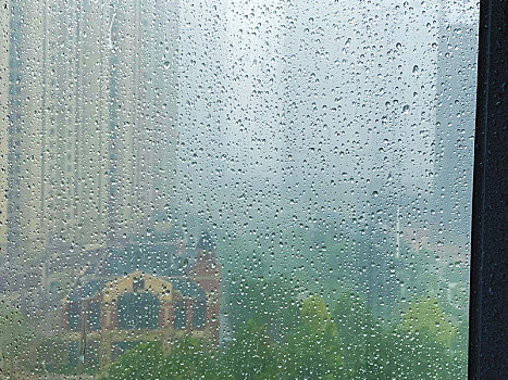 下雨天玻璃窗上的雨珠