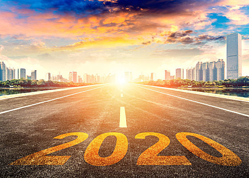 笔直前进通往现代城市的公路与新年2020概念,写在现代都市上的2020数字