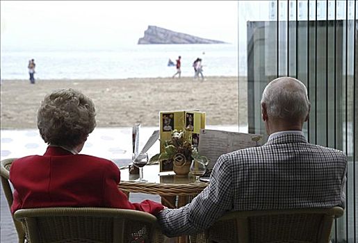后视图,老年,夫妻,坐,桌子,靠近,海滩