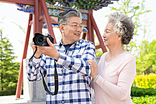 老年夫妻旅游