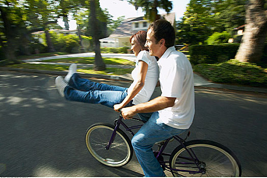 白色自行车图片